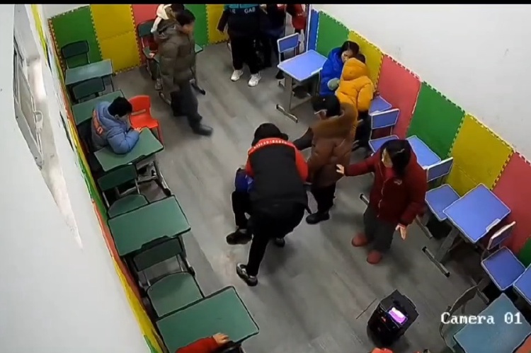 闭路电视影片拍到残障中心老师推打学童。