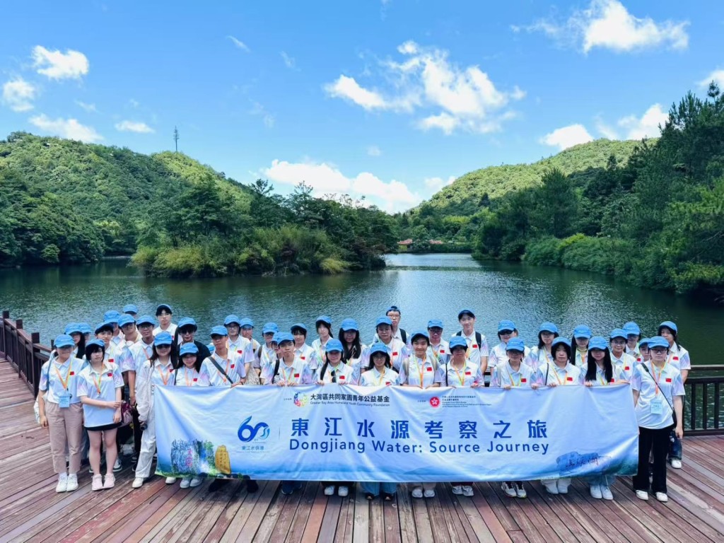 近600名中學生及青年人參加考察之旅。 近600名中學生及青年人參加考察之旅。