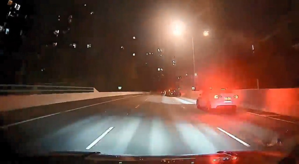 Audi私家車鏟上石壆再撞向七人車。網上片段截圖
