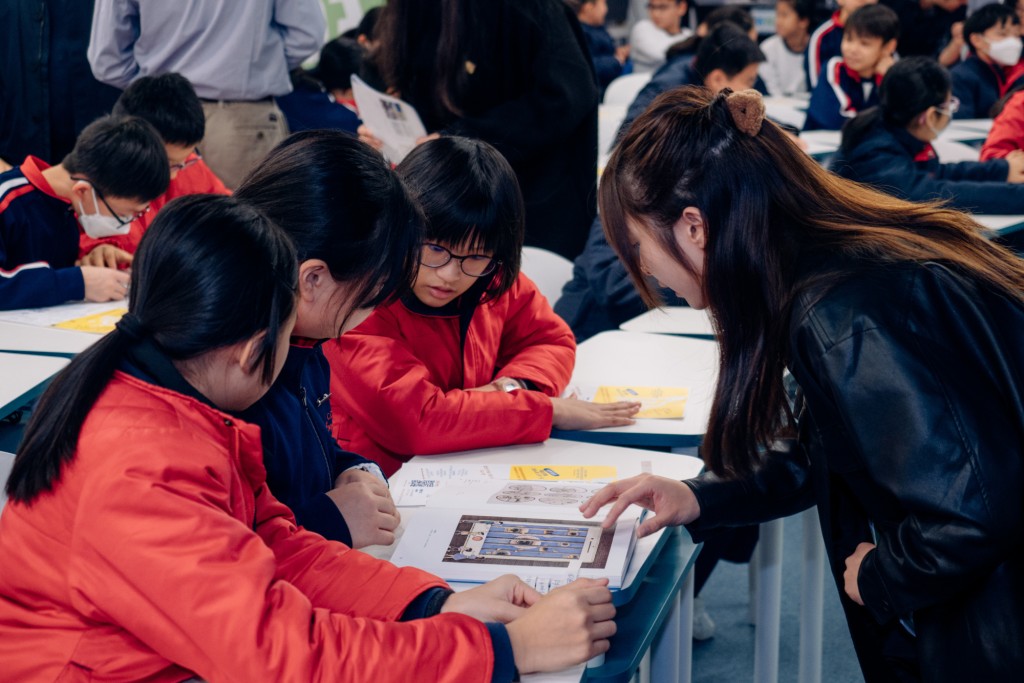 星島團隊向中華基督教會基灣小學（愛蝶灣）介紹比賽詳情。