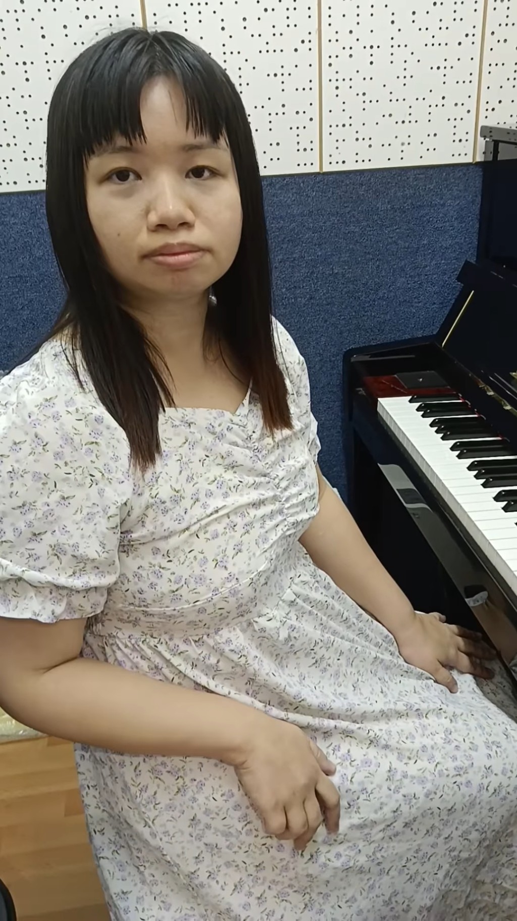 薛影儀最近學彈琴。