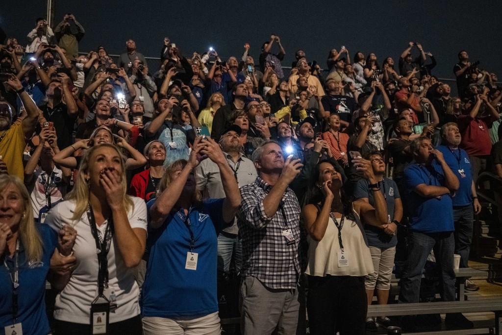 觀眾在佛羅里達州卡納維拉爾角肯尼迪航天中心的 39B 發射台觀看火箭發射。AP圖