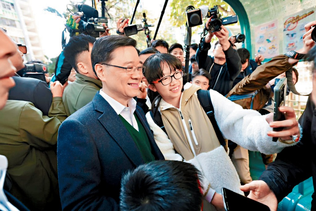 行政長官李家超在愛民邨與街坊合影。