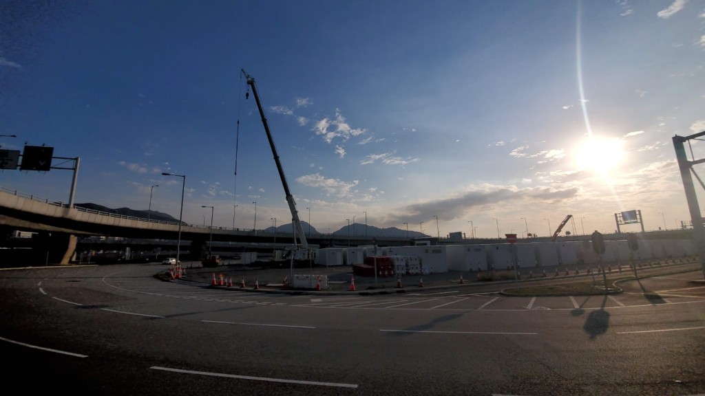 港珠澳大橋香港口岸人工島上興建方艙醫院。