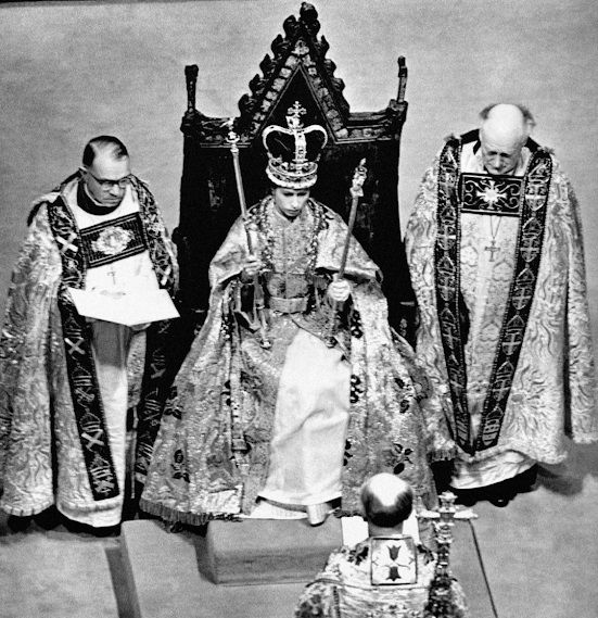 女皇26歲登基後，畢生力保大英帝國榮光。