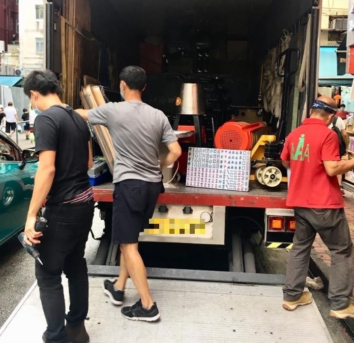 檢獲的賭枱、麻雀等。 警方提供