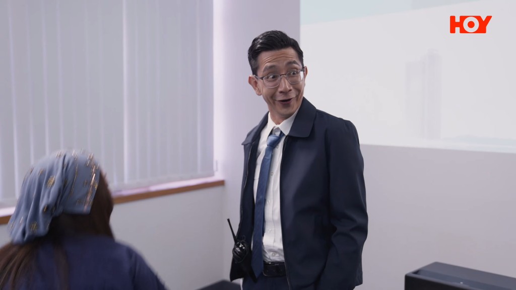 李尚正身穿保安制服，轉身展現逗趣挑眉的經典表情。