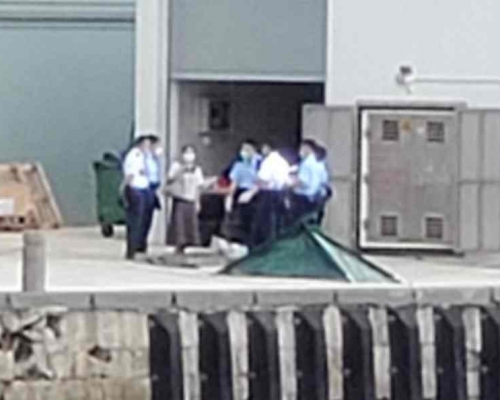 男子被救回岸上已證實死亡。
