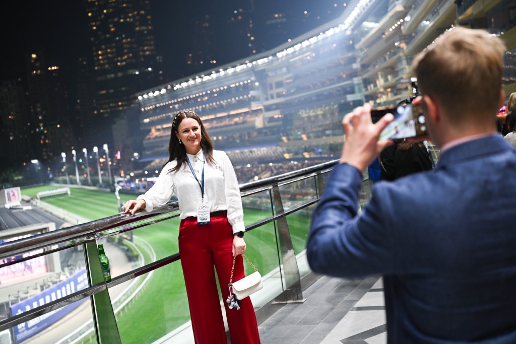 大批海外旅客在跑馬地馬場廂房中欣賞「浪琴國際騎師錦標賽」。 大批海外旅客在跑馬地馬場廂房中欣賞「浪琴國際騎師錦標賽」。