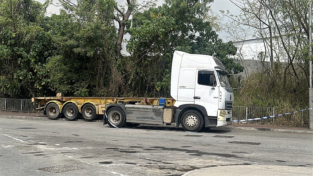 涉事貨車停在屯門望發街掘頭路。劉漢權攝