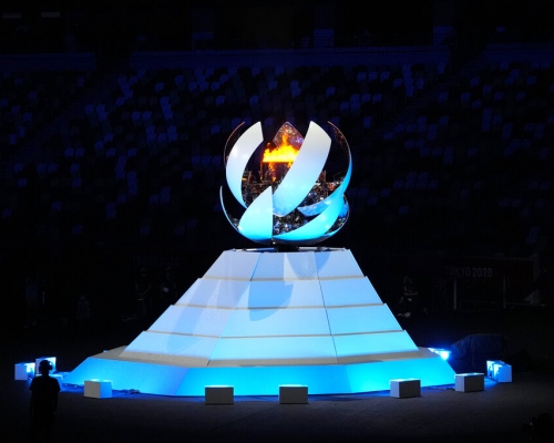 聖火逐漸熄滅，意味着東京奧運落下帷幕。AP