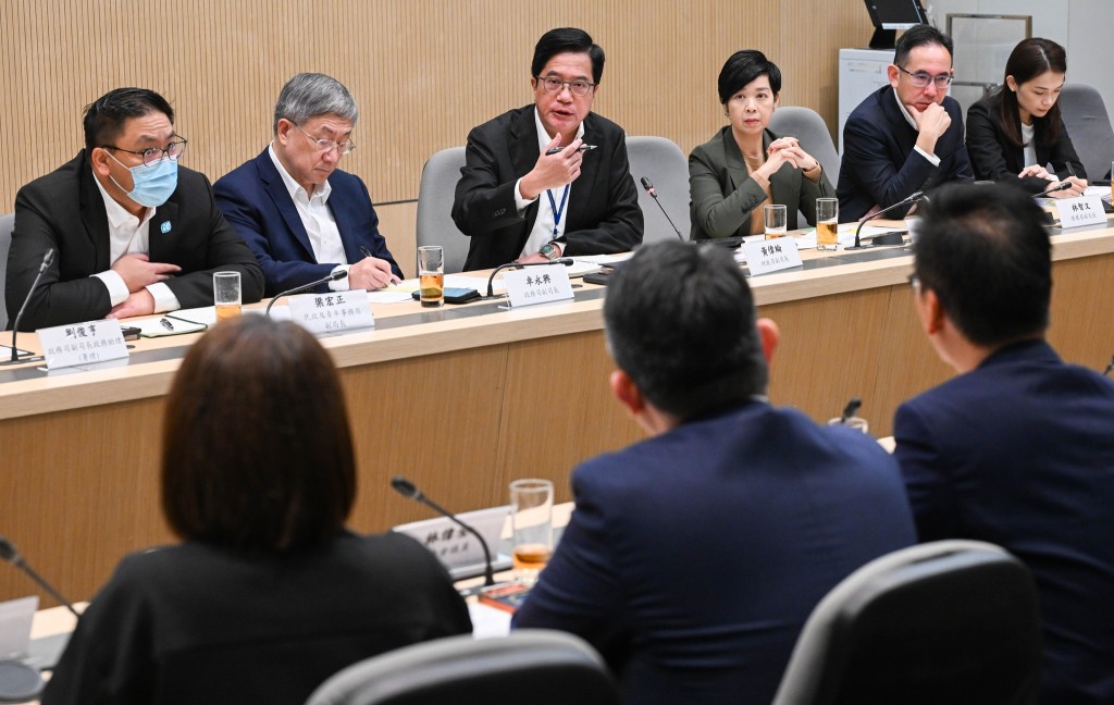 财政司副司长黄伟纶（左三）。黄伟纶FB图片