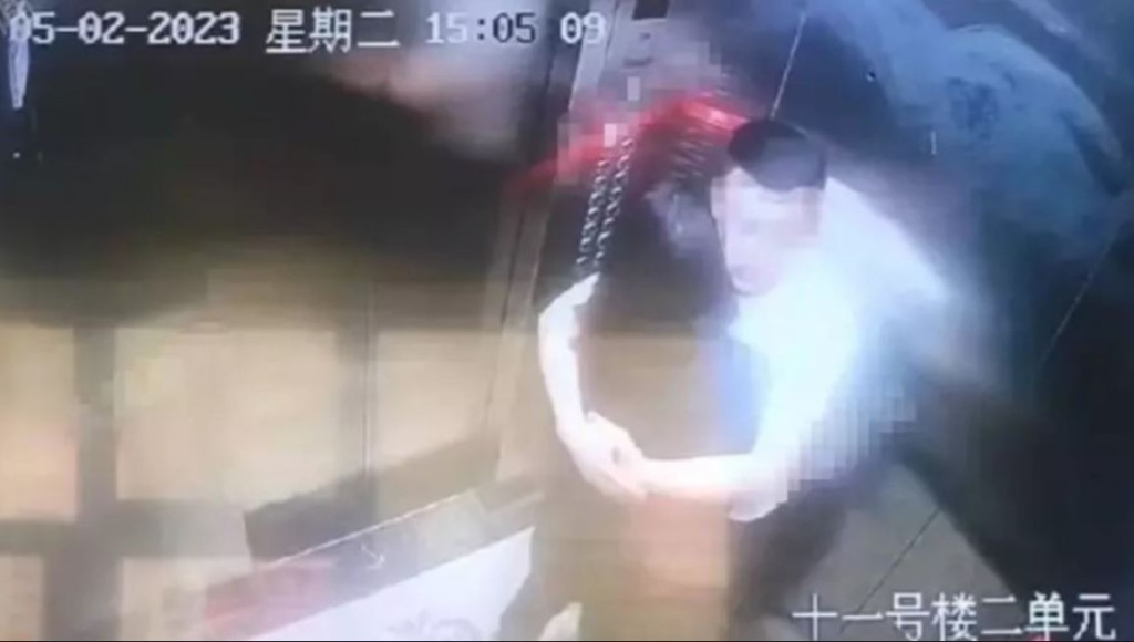 席某在电梯内以暴力强行拉走受害人。