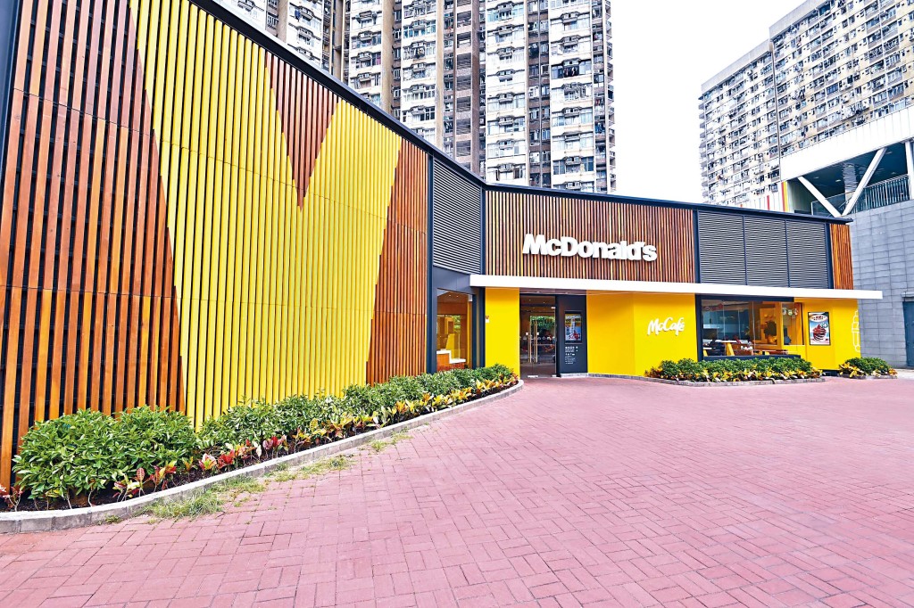 位於大埔的麥當勞太和餐廳,是全港飲食業首間獲得LEED零碳認證的餐廳。餐廳頂層安裝了太陽能發電系統,善用可再生能源。