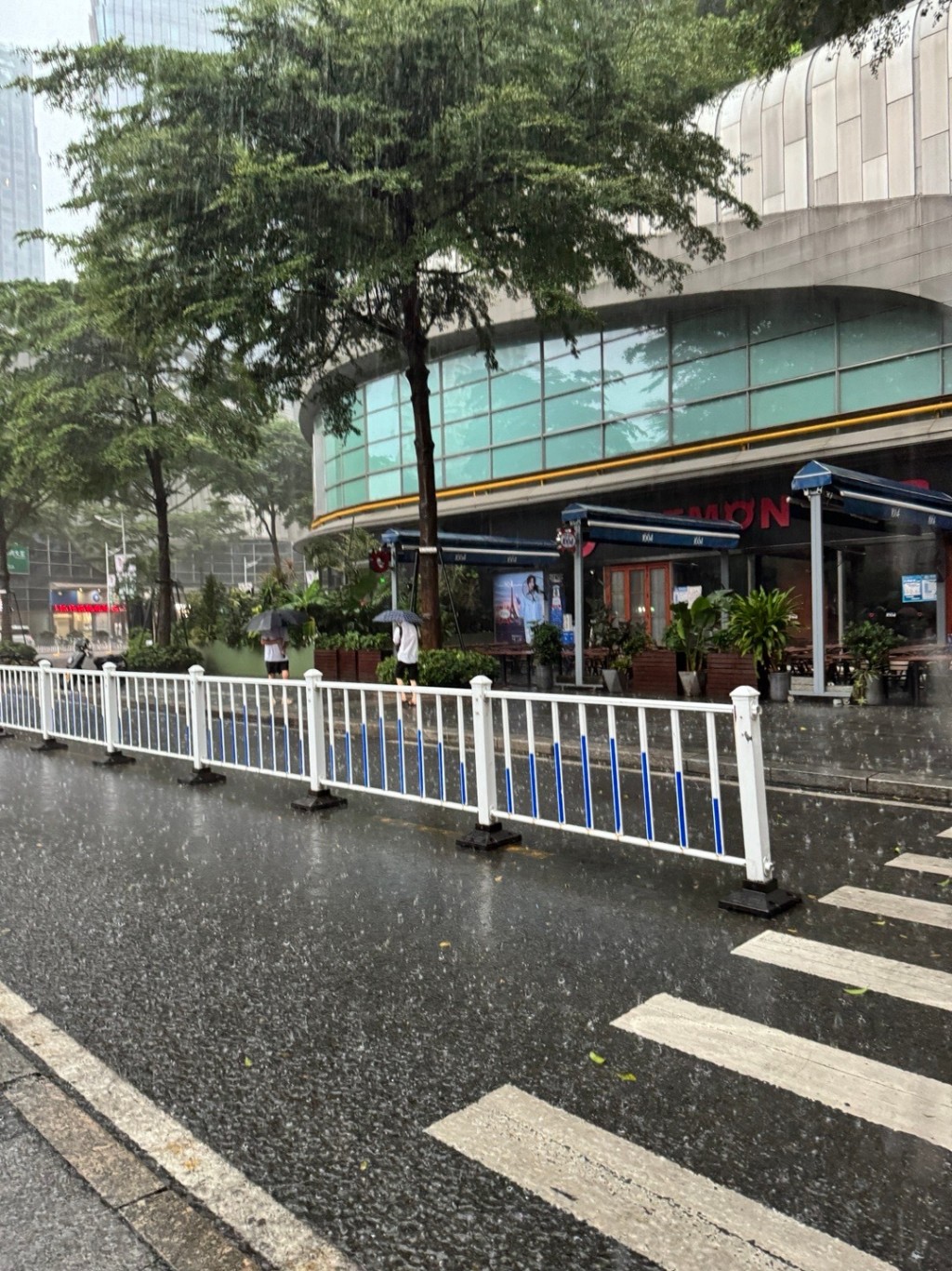 网民分享深圳雨势。（微博）