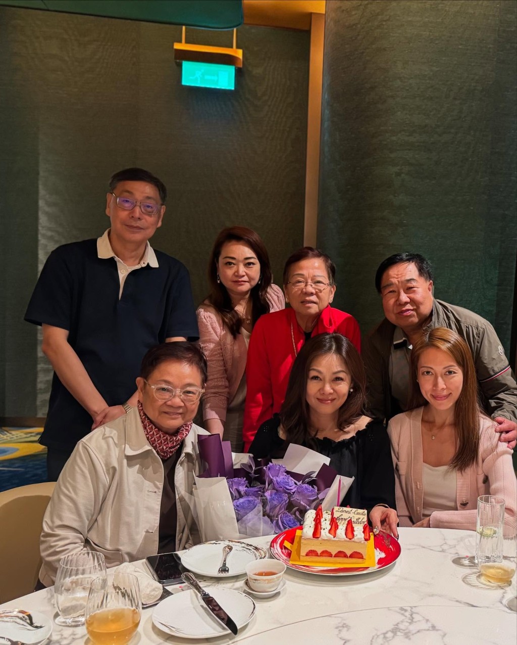 資深傳媒人汪曼玲近日為姚正菁(前排中)慶祝56歲生日。 資深傳媒人汪曼玲近日為姚正菁(前排中)慶祝56歲生日。