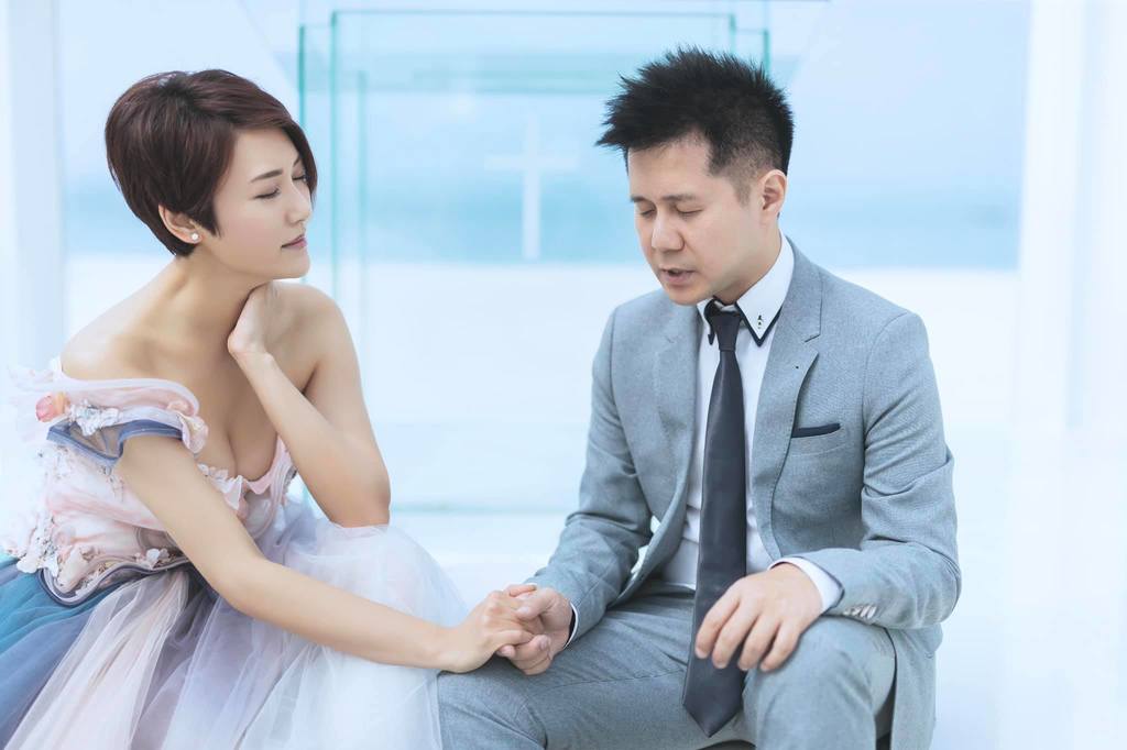 李璧琦早前與未婚夫Adrian到沖繩拍結婚照。fb