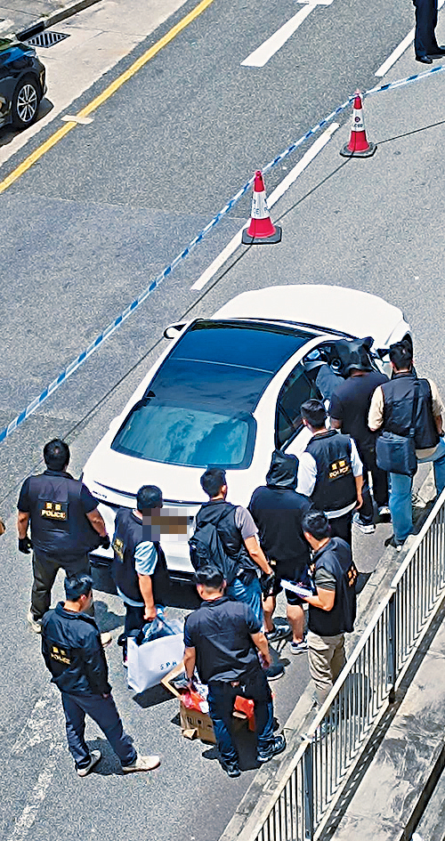 探員搜查涉案私家車，起獲一批爆破工具及熔金爐。