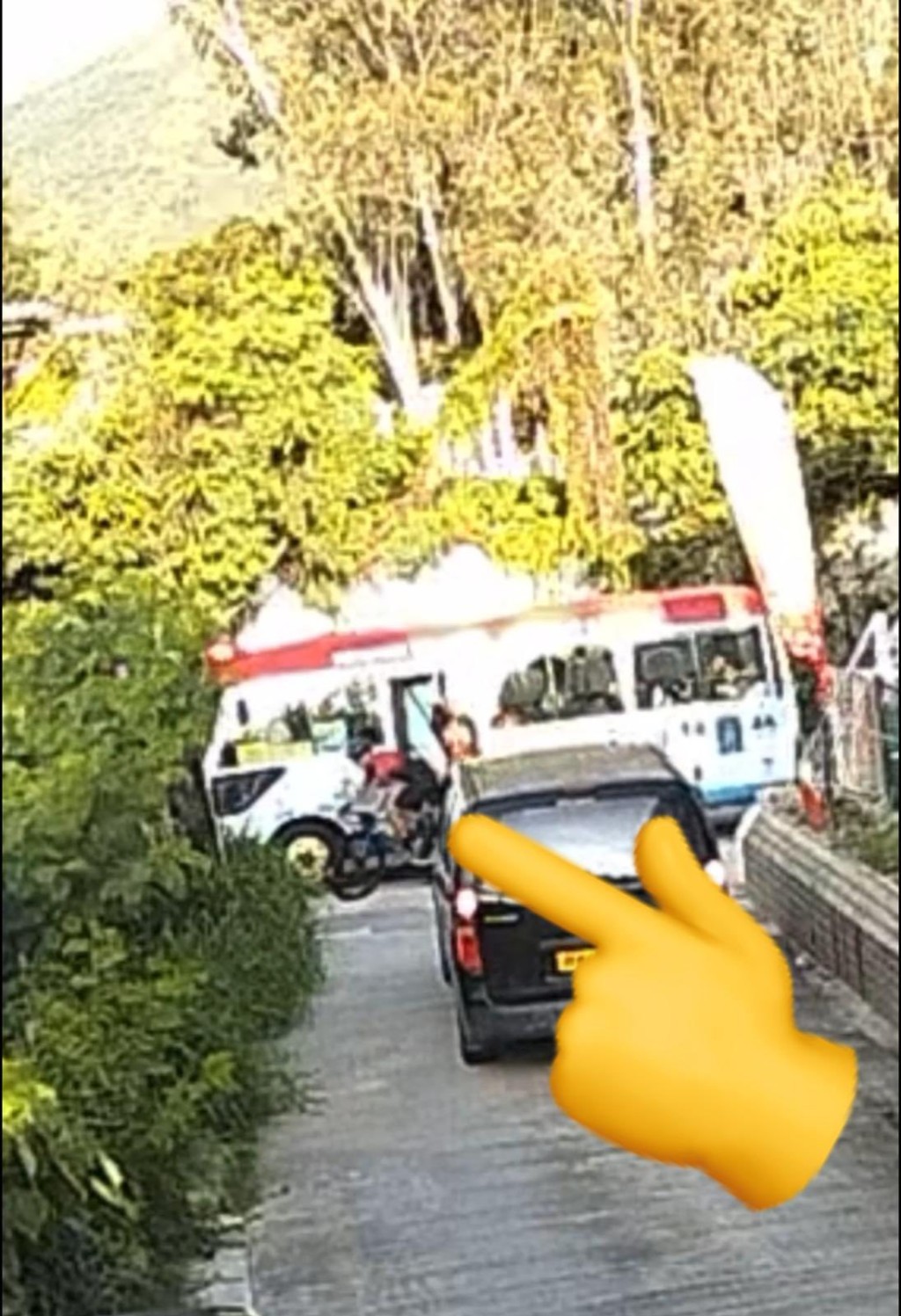 男子落車時被小巴撞倒。