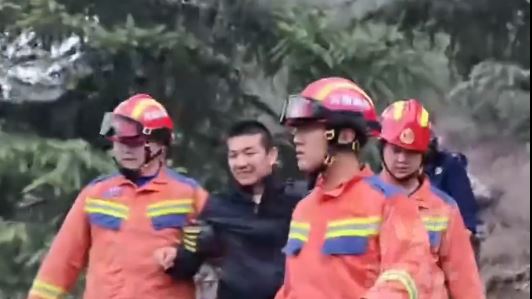 腿残男大生因爬高脚软要召消防抬回地面。小莉帮忙