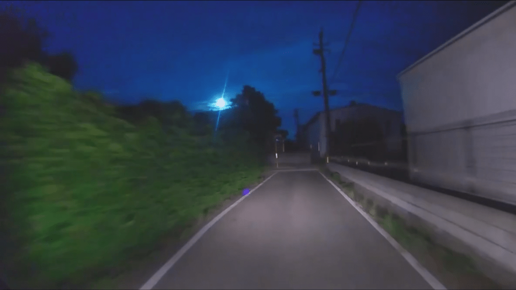 日本網民深夜開車目擊隕石。 IG @i_am_k2k 日本網民深夜開車目擊隕石。 IG @i_am_k2k