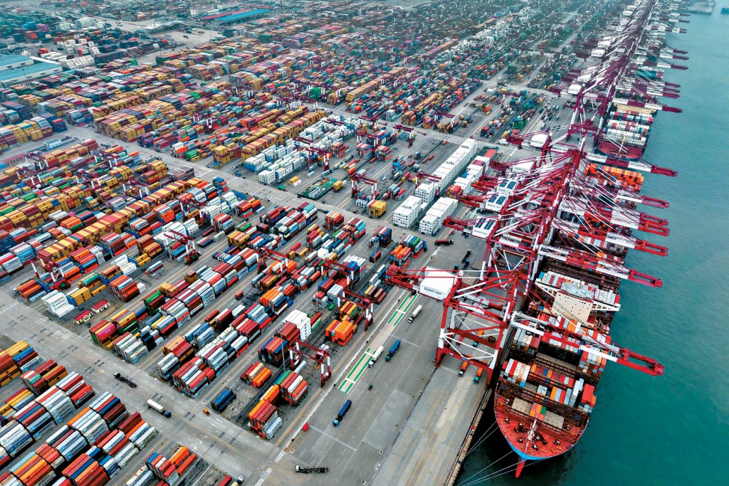 中國山東青島港的貨櫃碼頭。