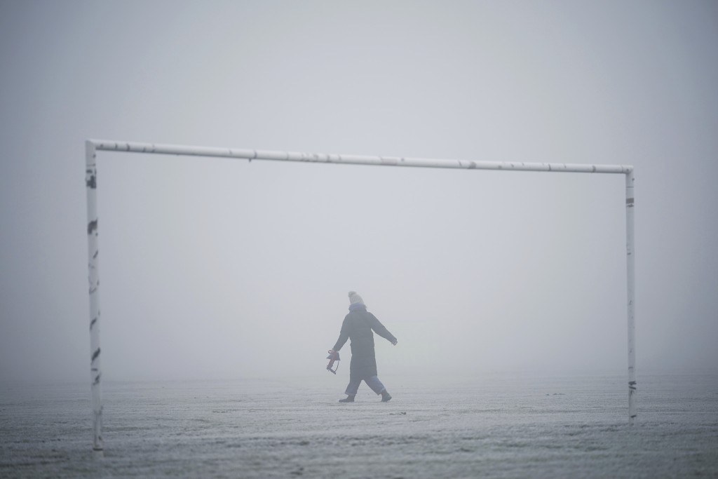 伦敦哈克尼沼泽地有人在大雪和大雾中行走。AP
