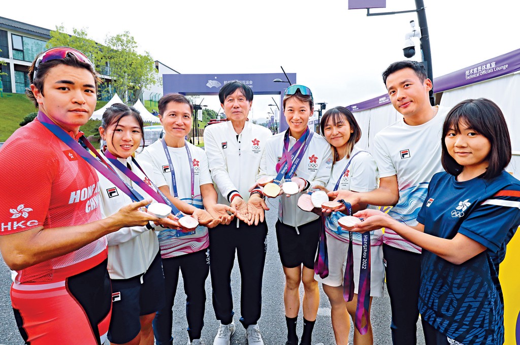 香港單車隊在杭州亞運取得不俗成績，沈金康（右4）居功厥偉。