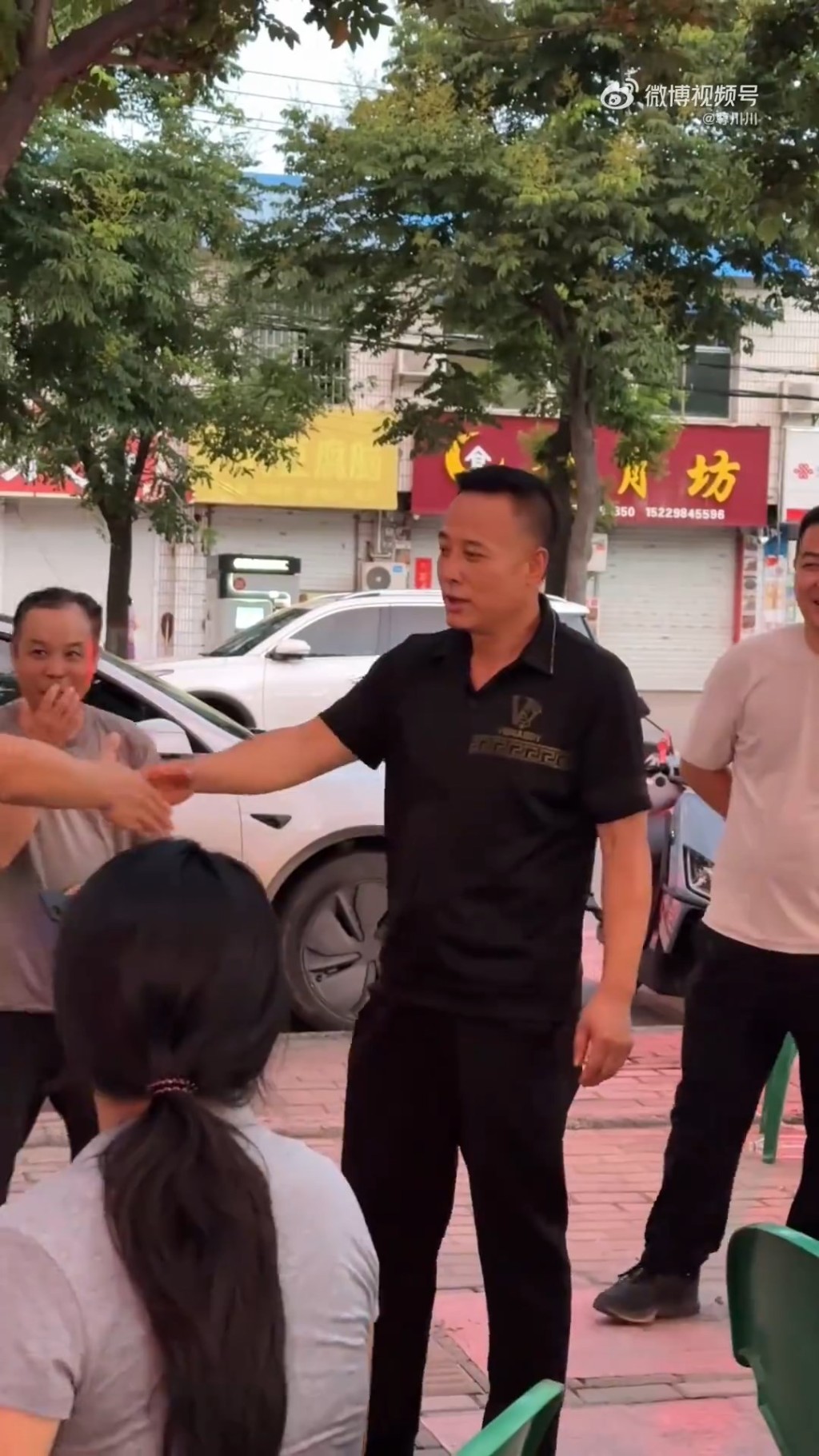 陕西铜川一餐厅店员被指外貌酷似特斯拉（Tesla）创办人马斯克。微博@尊川川