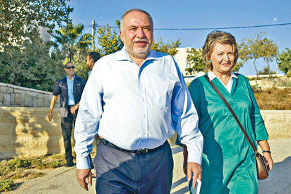 势成「造王者」的以色列家园党党魁利伯曼，周二与妻子到票站投票。