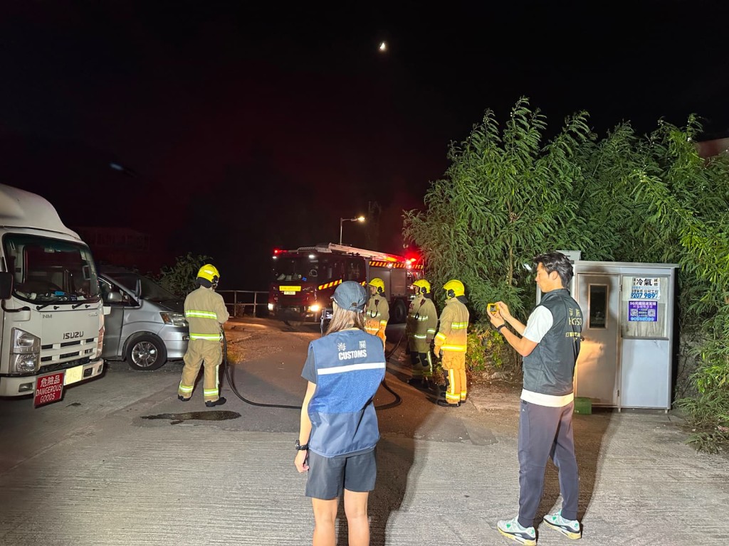 海關聯同消防處周三(8月19日)於屯門一帶進行反非法燃油行動。 海關聯同消防處周三(8月19日)於屯門一帶進行反非法燃油行動。