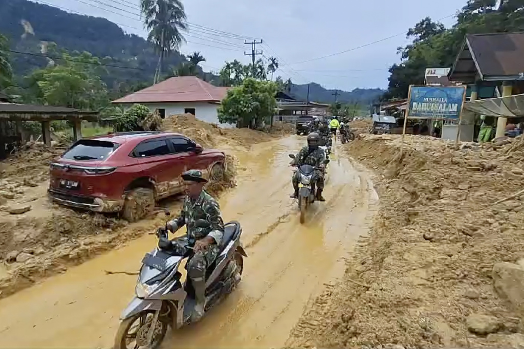 印尼苏门答腊暴雨引发洪水及山泥倾泻，至少19死7人失踪。美联社