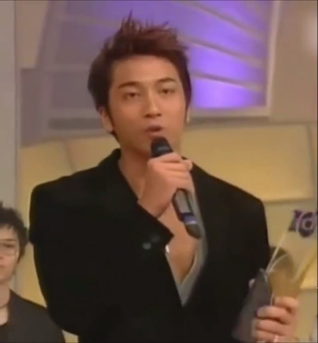 指吴卓羲“唔唱K”，但他其实是《2005年度十大劲歌金曲颁奖典礼》中“最受欢迎新人奖（男）银奖”得主。