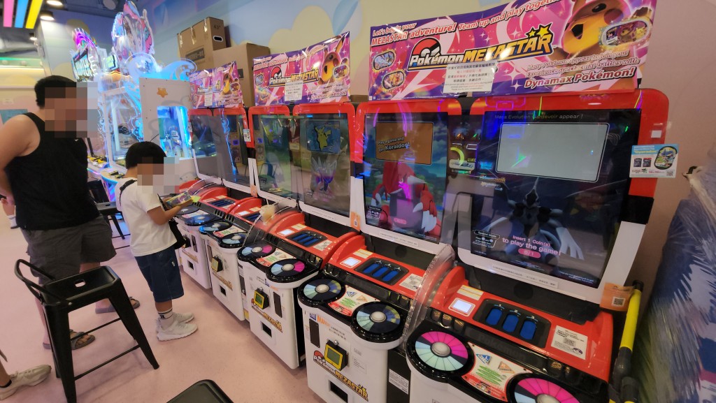 有家長陪同子女玩「Pokémon MEZASTAR」。