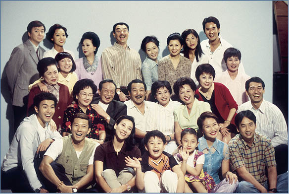 潘冰嫦（中排右二）曾演出TVB處境劇《真情》。