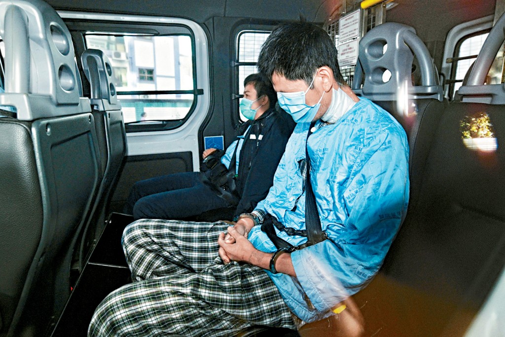 被告昨戴着口罩、身穿醫院病人服出庭應訊，頸部以白色紗布包裹。