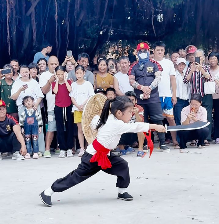 5岁的黄子君3岁时已开始刻苦练武，努力传承茂名洪拳。抖音