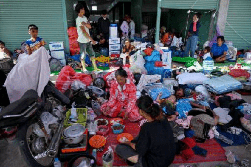 泰国与柬埔寨边境冲突持续升温，居民纷纷入住难民营。法新社