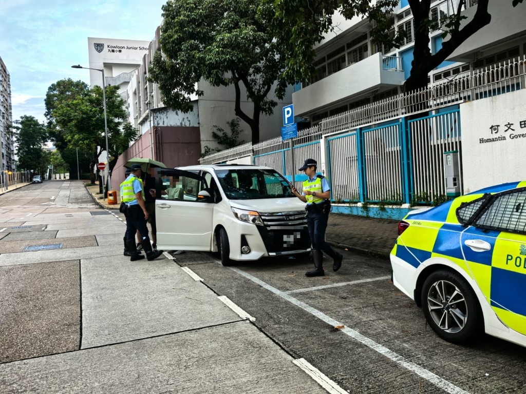 警方派員喬裝乘客打擊白牌車。警方圖片 警方派員喬裝乘客打擊白牌車。警方圖片