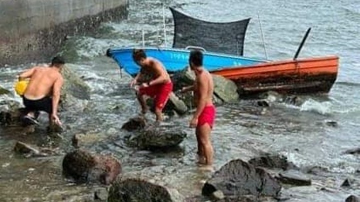 救生员将小艇绑好以待船家收回。香港政府拯溺员总工会facebook图片