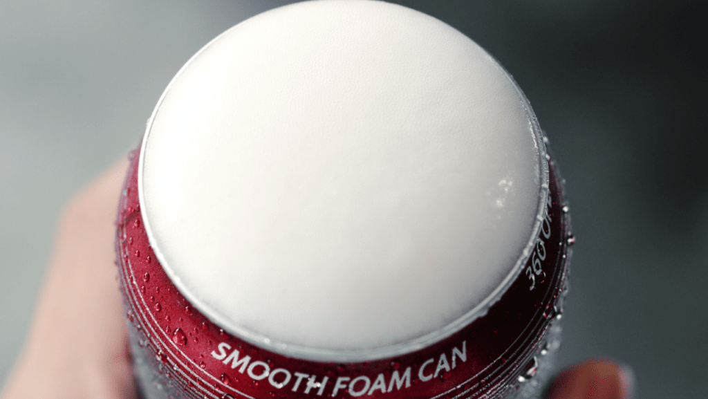 Asahi极泡罐独创360度全开盖式设计，开盖即会溢出绵密细致泡沫。（图：Asahi）