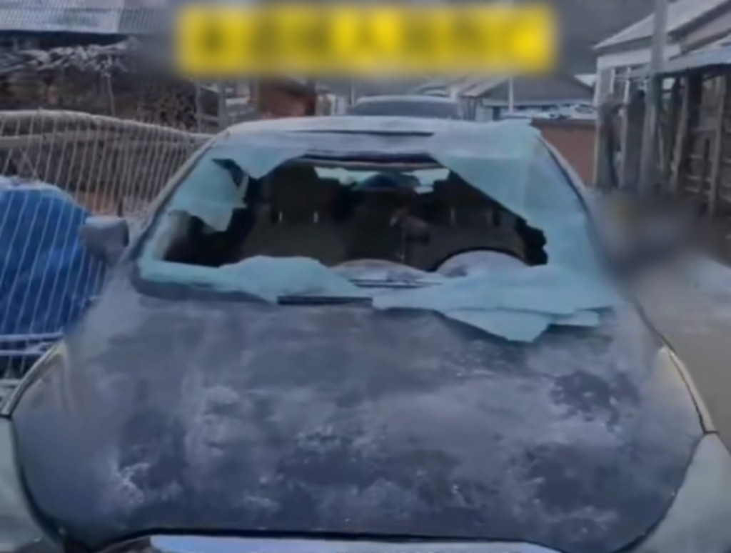 涉事私家车车头玻璃遭拍碎。