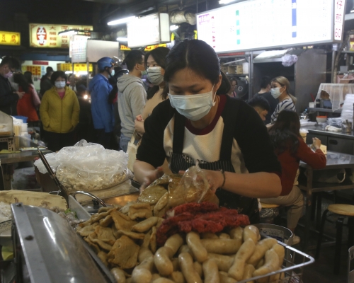 進入夜市需戴口罩。AP
