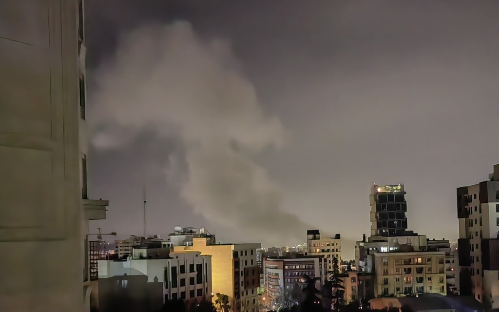 以軍大舉空襲德黑蘭,多處傳出爆炸聲，冒出大量濃煙。新華社