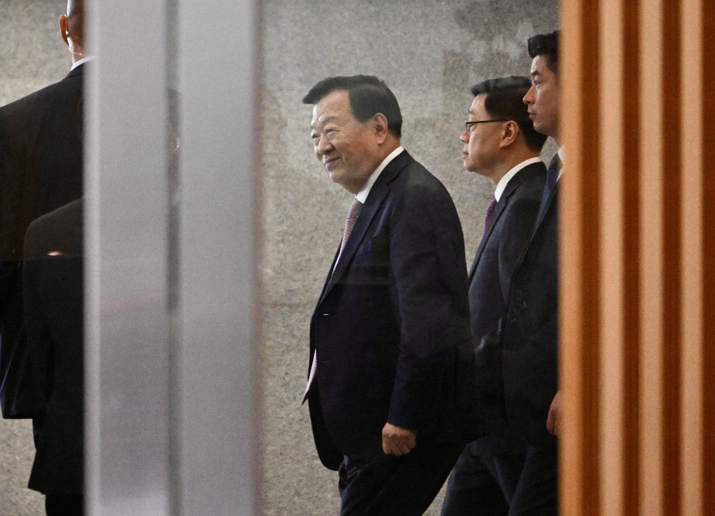 夏寶龍中午離開政府總部。蘇正謙攝 夏寶龍中午離開政府總部。蘇正謙攝