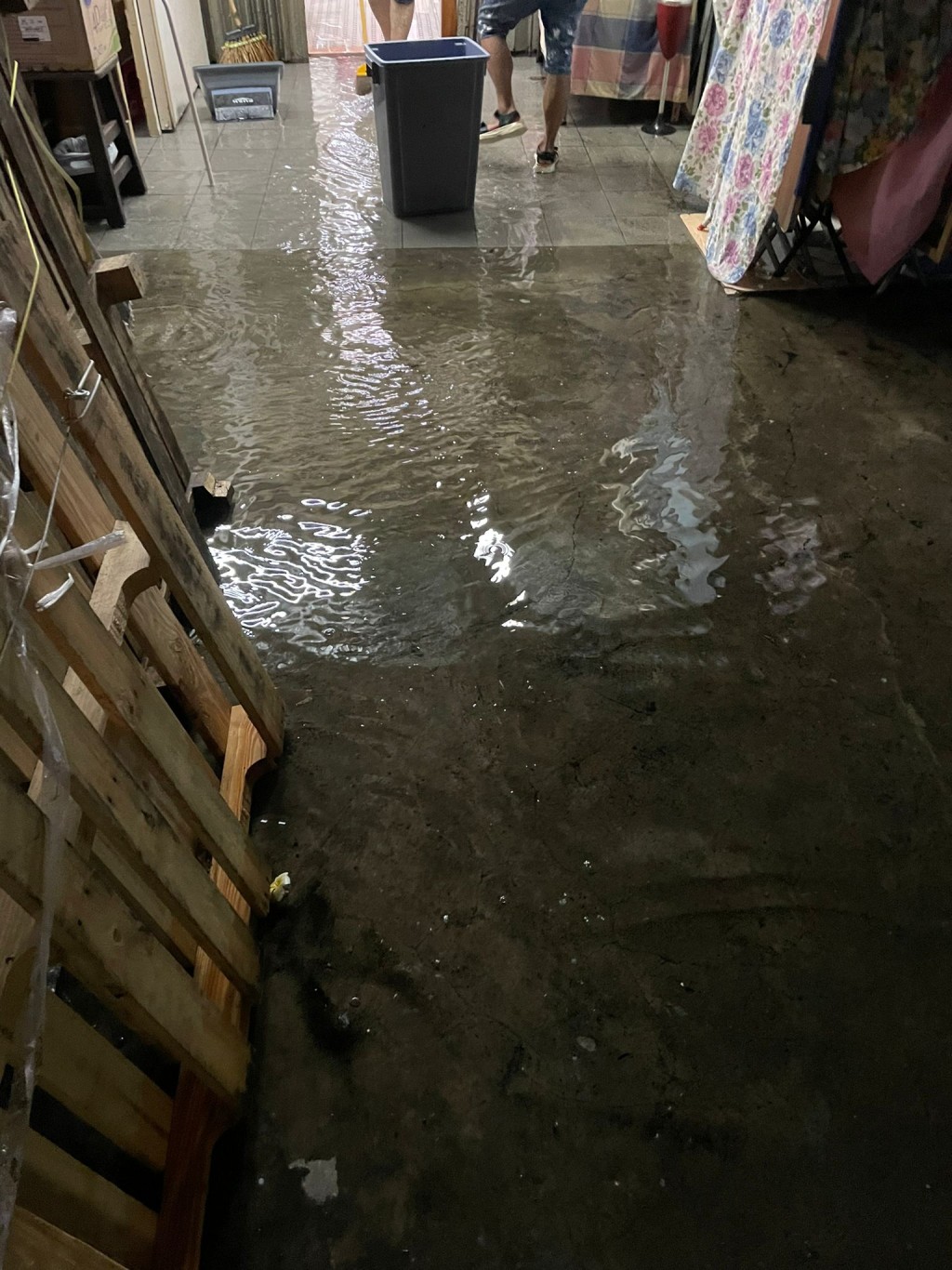 居民急於將洪水舀出屋外範圍。(受訪者提供相片)