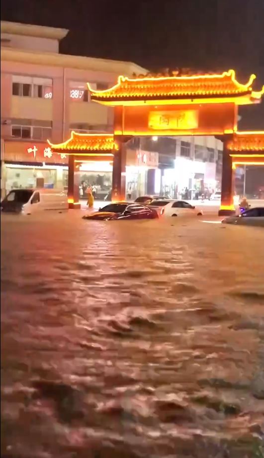 中山連日有暴雨，多處出現嚴重水浸。抖音＠中介九局