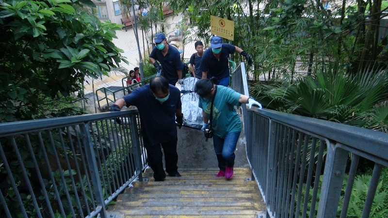 仵工到場將屍體抬走。林思明攝