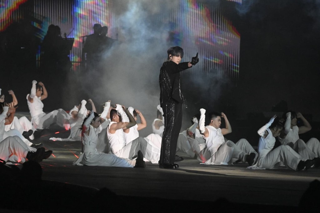 姜濤唱首次有份參與創作的《寂寞圓舞》。