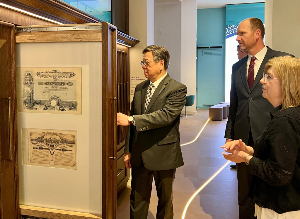 丘應樺參觀匈牙利國家銀行貨幣博物館。